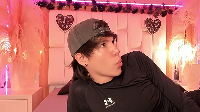 Daphne And Roger online show from March 2026 11:17:02 AM