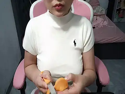 Snapshot of Ori-Yannie chatting on November 2025 06:05:01 AM Ori-Yannie online show from November 2025 06:05:01 AM