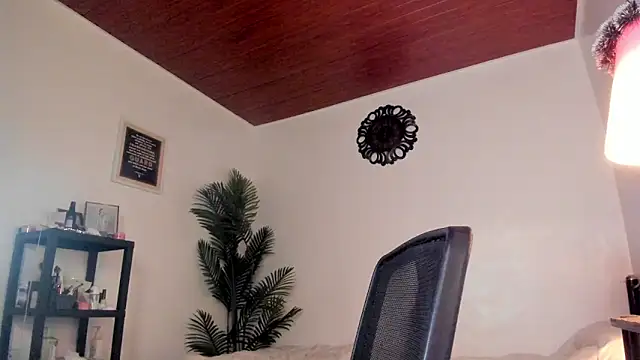 Snapshot of Tanya_Scott chatting on May 2026 04:24:01 PM Tanya Scott online show from May 2026 04:24:01 PM