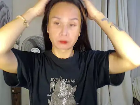 holly bitch online show from April 2026 01:25:01 AM