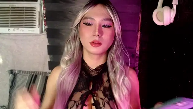 Snapshot of UrhotlucyTS chatting on October 2025 06:00:01 AM UrhotlucyTS online show from October 2025 06:00:01 AM