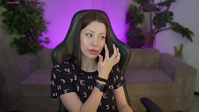 Selena Glow online show from October 2025 06:38:02 PM