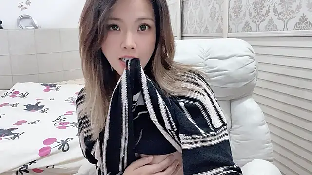 Snapshot of Holiland chatting on October 2025 01:19:02 AM Holiland online show from October 2025 01:19:02 AM