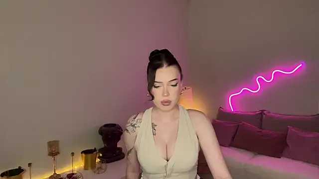 Snapshot of mistress_of_hearts chatting on June 2026 12:40:01 PM mistress of hearts online show from June 2026 12:40:01 PM