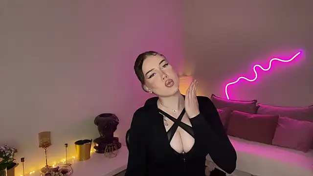 Snapshot of mistress_of_hearts chatting on June 2026 02:12:02 PM mistress of hearts online show from June 2026 02:12:02 PM