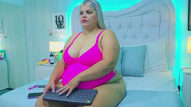 Snapshot of KiimBrooks chatting on September 2025 11:43:01 AM KiimBrooks online show from September 2025 11:43:01 AM