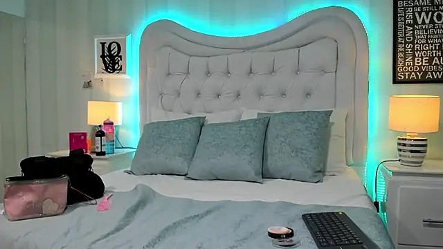 Snapshot of KiimBrooks chatting on September 2025 11:00:01 AM KiimBrooks online show from September 2025 11:00:01 AM