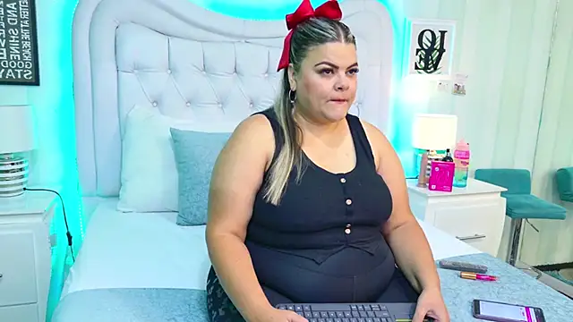 Snapshot of KiimBrooks chatting on October 2025 11:09:01 AM KiimBrooks online show from October 2025 11:09:01 AM