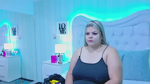 Snapshot of KiimBrooks chatting on October 2025 10:49:01 AM KiimBrooks online show from October 2025 10:49:01 AM