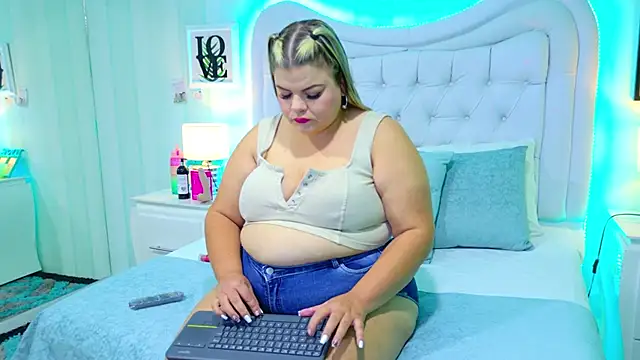 Snapshot of KiimBrooks chatting on October 2025 10:59:01 AM KiimBrooks online show from October 2025 10:59:01 AM