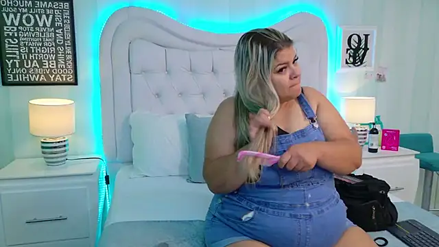 Snapshot of KiimBrooks chatting on November 2025 10:59:01 AM KiimBrooks online show from November 2025 10:59:01 AM