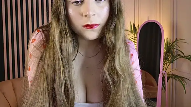 Snapshot of Queen_Michelle_ chatting on December 2025 10:28:02 PM Queen Michelle online show from December 2025 10:28:02 PM