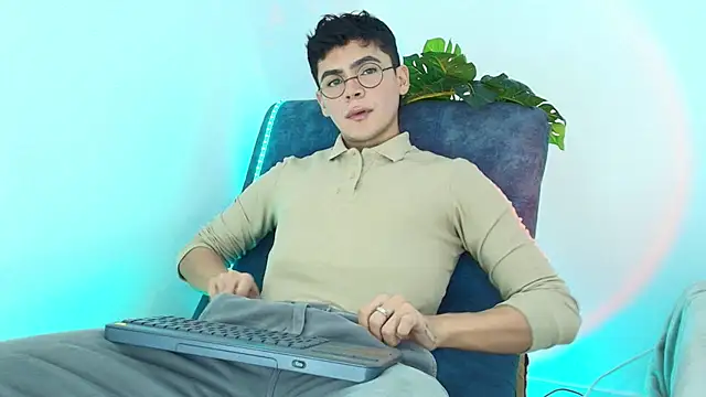 Snapshot of CamiiGuzmanX chatting on October 2025 08:29:01 PM CamiiGuzmanX online show from October 2025 08:29:01 PM