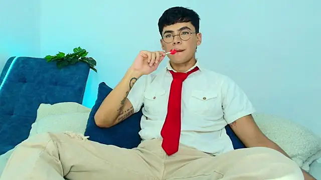 Snapshot of CamiiGuzmanX chatting on November 2025 05:23:02 PM CamiiGuzmanX online show from November 2025 05:23:02 PM