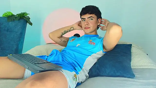 Snapshot of CamiiGuzmanX chatting on November 2025 08:55:01 PM CamiiGuzmanX online show from November 2025 08:55:01 PM