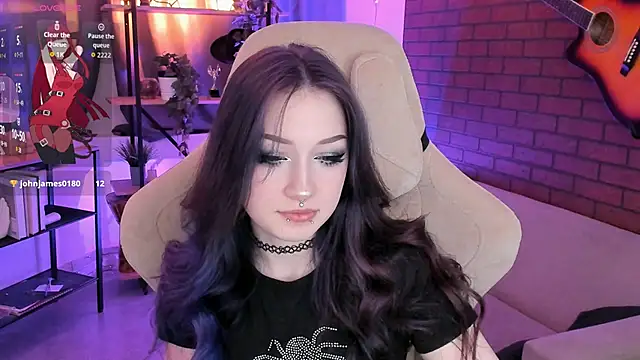 LiliLuna online show from November 2025 01:44:01 PM