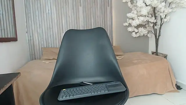 Snapshot of Michellee_20 chatting on October 2025 01:34:01 PM Michellee 20 online show from October 2025 01:34:01 PM