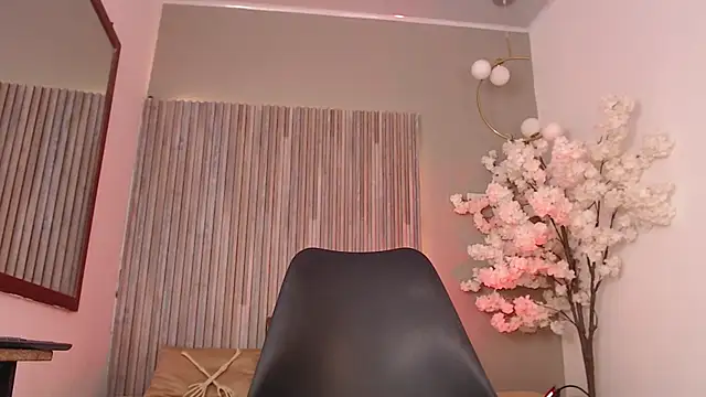 Snapshot of Michellee_20 chatting on October 2025 01:44:01 PM Michellee 20 online show from October 2025 01:44:01 PM