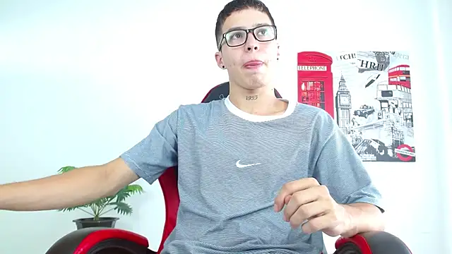 Cumandres18 online show from September 2025 01:48:02 PM