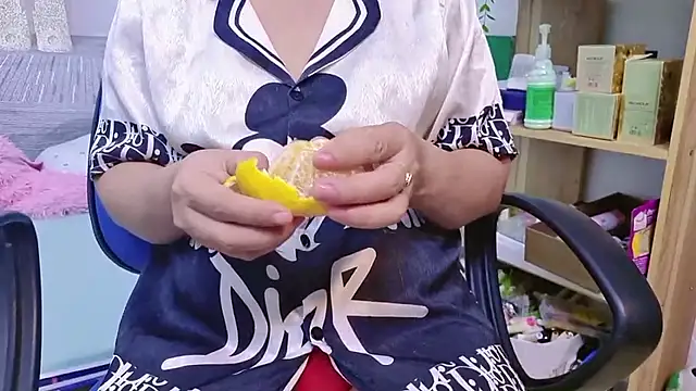 Snapshot of MichiLovely chatting on October 2025 10:07:01 AM MichiLovely online show from October 2025 10:07:01 AM