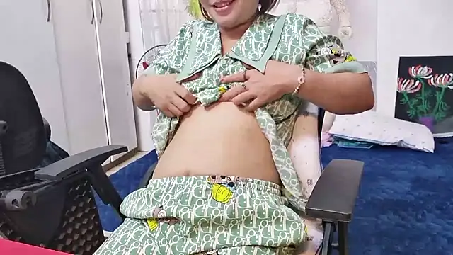 Snapshot of MichiLovely chatting on November 2025 10:32:02 PM MichiLovely online show from November 2025 10:32:02 PM