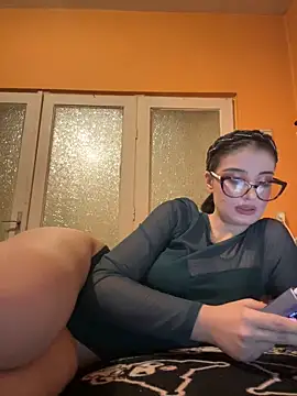 Snapshot of Larra69 chatting on December 2025 05:43:02 PM Larra69 online show from December 2025 05:43:02 PM