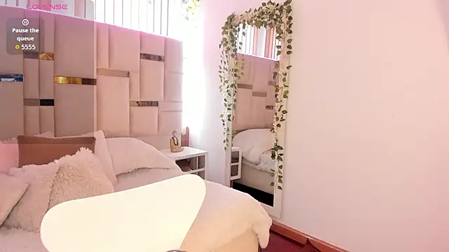 Zoey thompson online show from February 2026 07:29:01 PM