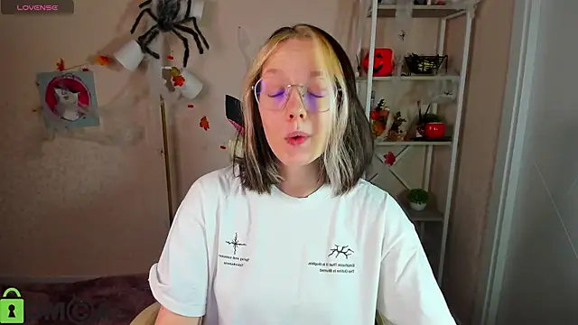 Snapshot of R0cket_bunny chatting on November 2025 01:06:02 AM R0cket bunny online show from November 2025 01:06:02 AM