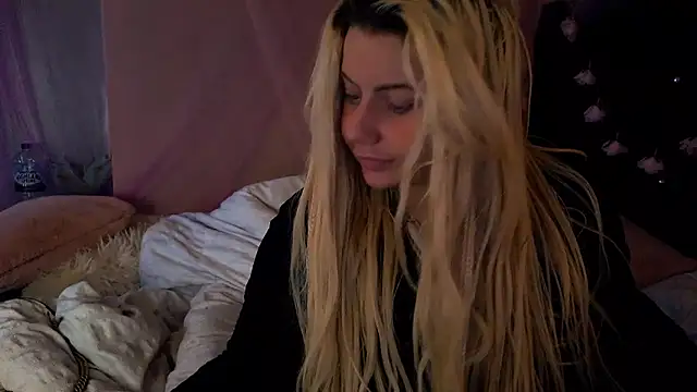 Snapshot of TiaDoll chatting on January 2026 03:27:01 PM TiaDoll online show from January 2026 03:27:01 PM