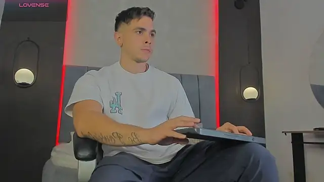 Snapshot of Liam_walk_ chatting on March 2026 08:04:01 PM Liam walk online show from March 2026 08:04:01 PM