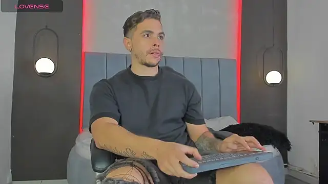 Snapshot of Liam_walk_ chatting on April 2026 07:47:02 PM Liam walk online show from April 2026 07:47:02 PM