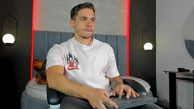 Snapshot of Liam_walk_ chatting on April 2026 06:42:02 PM Liam walk online show from April 2026 06:42:02 PM