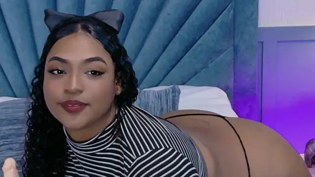 Cristal-Jonnes online show from November 2025 01:00:02 AM