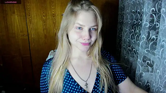 Snapshot of AlinaMors chatting on October 2025 09:24:02 PM AlinaMors online show from October 2025 09:24:02 PM