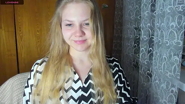 Snapshot of AlinaMors chatting on December 2025 10:29:02 PM AlinaMors online show from December 2025 10:29:02 PM