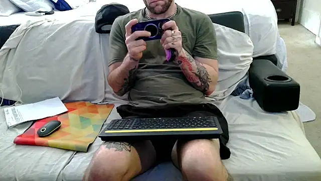 Luv2SuckBWC92 online show from October 2025 09:01:01 PM