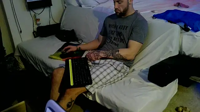 Luv2SuckBWC92 online show from October 2025 03:40:02 AM