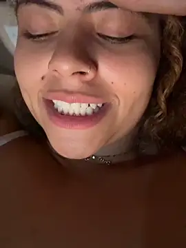 Chloe Leaozinho online show from May 2026 11:56:01 PM