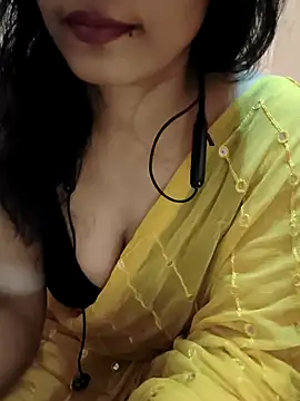 Snapshot of Divya_Bharti chatting on November 2025 04:06:01 PM Divya Bharti online show from November 2025 04:06:01 PM