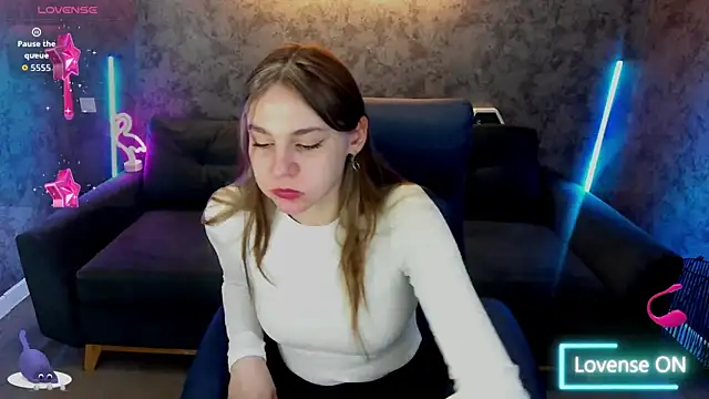 Snapshot of DiamondGoldie chatting on December 2025 06:44:01 AM DiamondGoldie online show from December 2025 06:44:01 AM