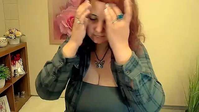 Snapshot of TwoBigSuns chatting on September 2025 07:23:01 AM TwoBigSuns online show from September 2025 07:23:01 AM