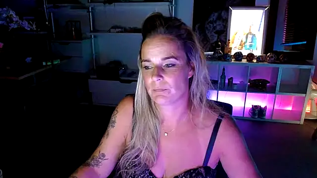 Snapshot of Mrs-Aurora chatting on October 2025 07:21:01 PM Mrs-Aurora online show from October 2025 07:21:01 PM