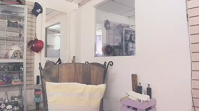 xinamora online show from November 2025 06:24:02 PM