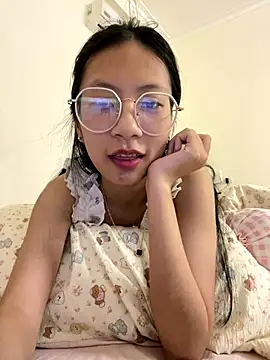 Lil-Gi online show from November 2025 05:01:02 PM