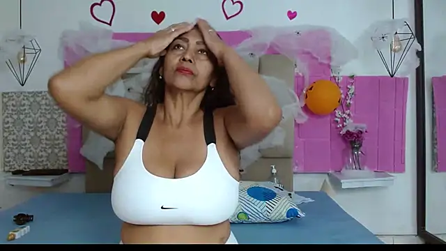 Damary Leon online show from October 2025 07:03:01 PM