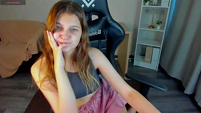 Snapshot of Elle_Ellise chatting on November 2025 08:03:02 AM Elle Ellise online show from November 2025 08:03:02 AM