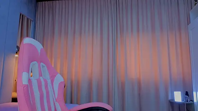 Snapshot of Reina_Cummings chatting on November 2025 06:58:02 AM Reina Cummings online show from November 2025 06:58:02 AM