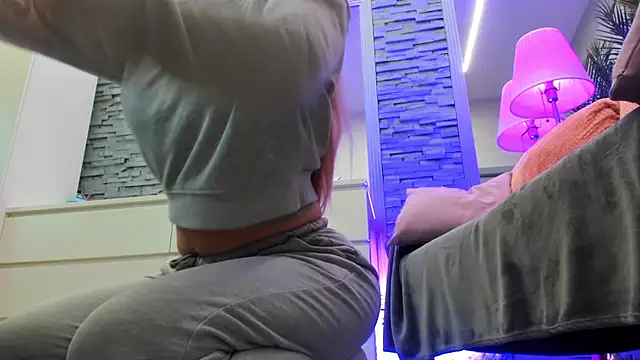 Reina Cummings online show from April 2026 06:33:01 AM