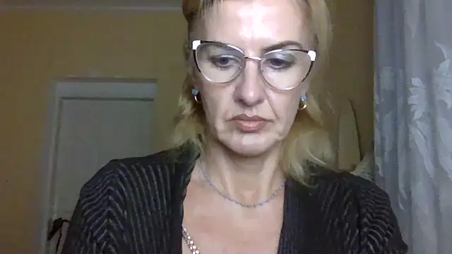 TianaQLove online show from October 2025 01:55:02 PM