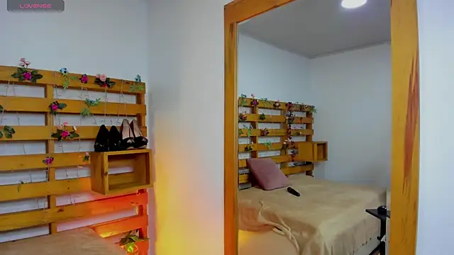 SoftieNymph online show from December 2025 11:52:01 AM